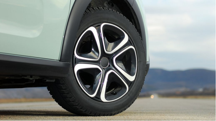 光洁如镜的汽车轮毂 光洁如镜的汽车轮毂