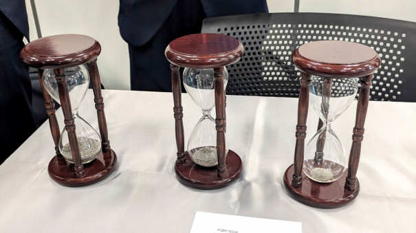 10万颗MLCC(多层陶瓷电容器)呈沙漏状排列 10万颗MLCC(多层陶瓷电容器)呈沙漏状排列